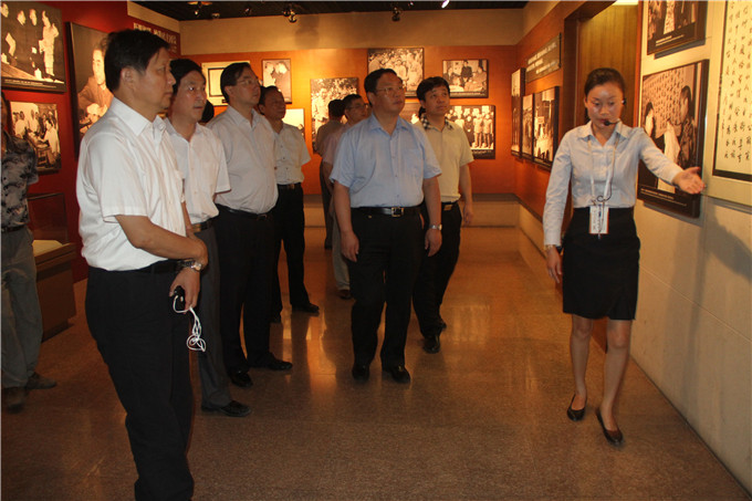 集團(tuán)黨委班子集體赴周恩來(lái)紀(jì)念館瞻仰憑吊