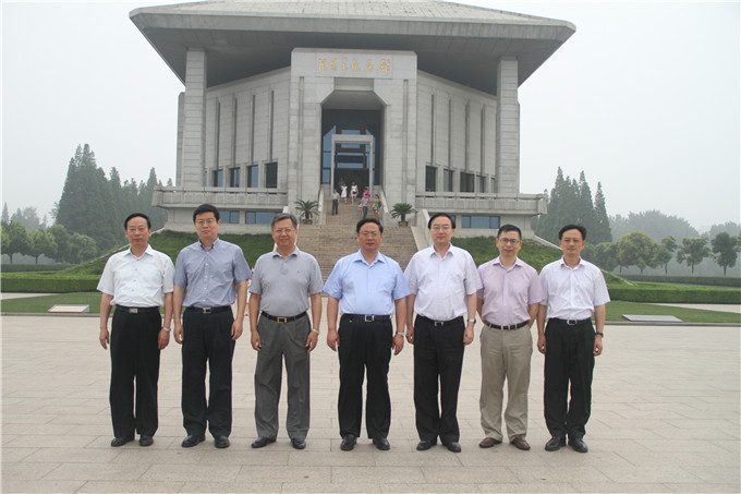 集團(tuán)黨委班子集體赴周恩來(lái)紀(jì)念館瞻仰憑吊