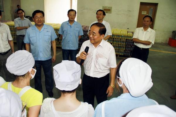 集團領(lǐng)導(dǎo)班子慰問紡織企業(yè)一線職工