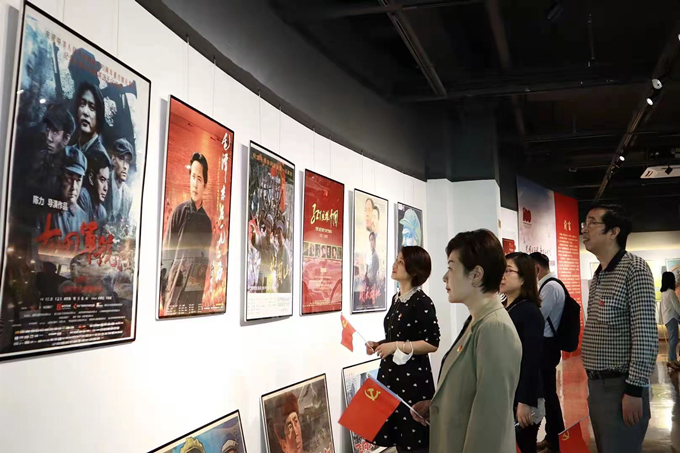 看海報、學(xué)黨史，健康產(chǎn)業(yè)公司黨總支組織參觀“紅色電影海報展”1_副本.jpg