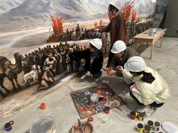 2.在文化產(chǎn)業(yè)公司承接的新疆克州博物館項目現(xiàn)場上，青年們發(fā)揚工匠精神，精益求精，反復(fù)打磨調(diào)試布展細節(jié)，全力參與大型布展作品創(chuàng)作。_副本.jpg